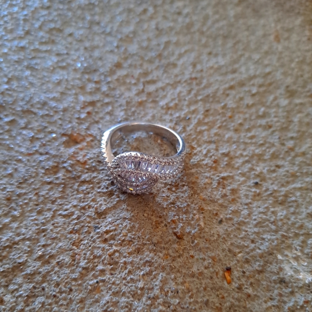 Amazing sterling silver diamond ring